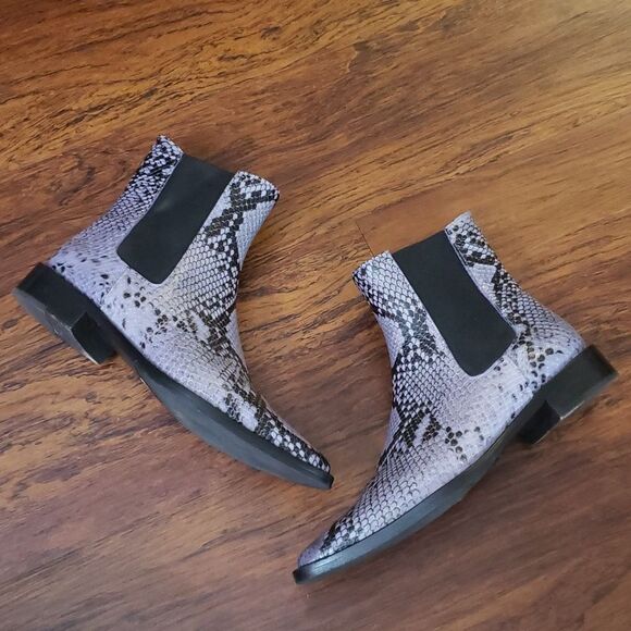 Shoes - Freda Salvador Lavendar Purple Chic Edgy Feminine Street Snakeskin Bootie size 7
